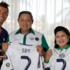 onaldo berikan jersey ke SBY dan Ani Yudhoyono di Taman Hutan Raya (Tahura) Ngurah Rai, Bali, Rabu (26/6/2013)