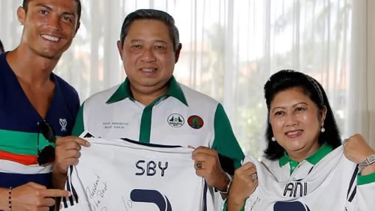 onaldo berikan jersey ke SBY dan Ani Yudhoyono di Taman Hutan Raya (Tahura) Ngurah Rai, Bali, Rabu (26/6/2013)