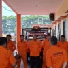 Petugas Kantor SAR Bandung bersiap melakukan pencarian pendaki yang dilaporkan hilang di Gunung Manglayang, Ka