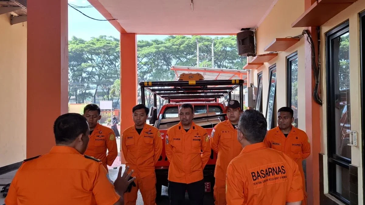 Petugas Kantor SAR Bandung bersiap melakukan pencarian pendaki yang dilaporkan hilang di Gunung Manglayang, Ka