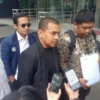 Pelapor, Muhammad Fithrat Irfan (kanan) bersama kuasa hukumnya, Azis Yanuar (tengah) di Gedung Merah Putih KPK