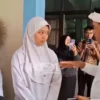 Hanifah siswi SMAN 7 Cirebon bertemu dengan Gubernur terpilih Dedy Mulyadi menceritakan praktek pungli dana PI