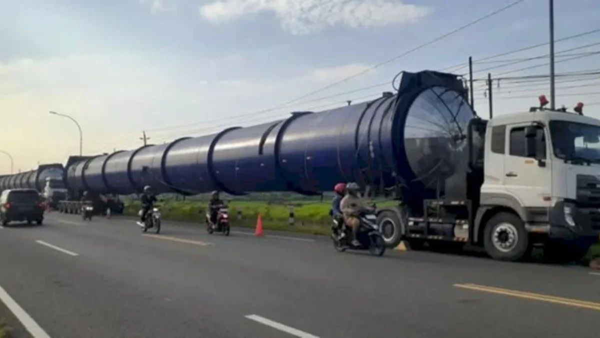 Rombongan ekspedisi tabung raksasa saat berhenti karena mengalami kendala di tanjakan Tol Ungaran/Facebook Joh