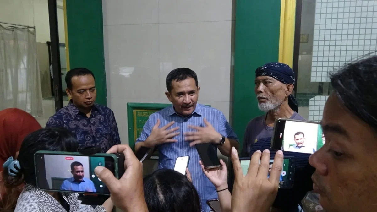 Ketua Komisi A DPRD DIY (tengah) dalam penjelasan kepada awak media di kompleks Masjid Sunan Gunung Jati, Cire