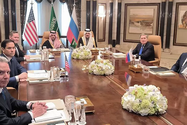 Suasana pertemuan delegasi Rusia dan Amerika Serikat di Riyadh, Arab Saudi, mencari solusi hentikan konflik mi