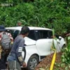 Hujan deras yang mengguyur wilayah Kabupaten Kuningan, Jabar, mengakibatkan longsor hingga membuat mobil peran