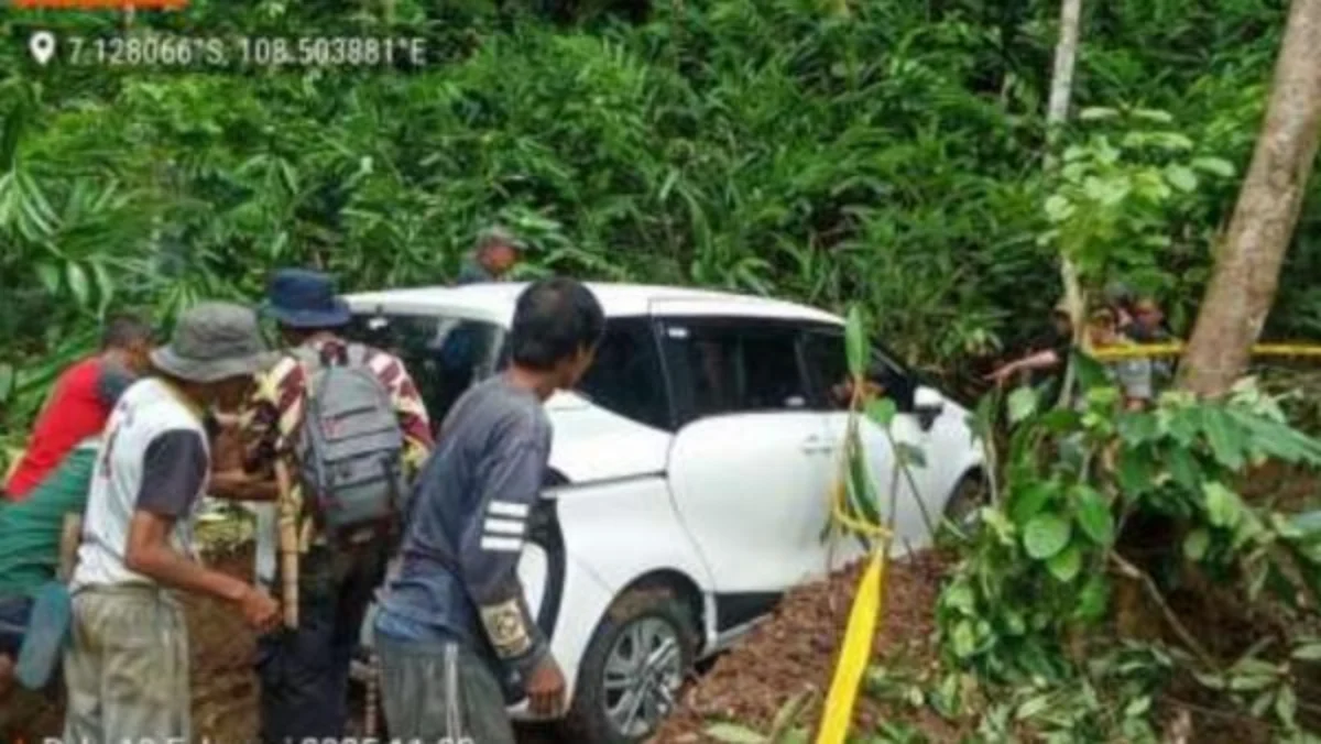 Hujan deras yang mengguyur wilayah Kabupaten Kuningan, Jabar, mengakibatkan longsor hingga membuat mobil peran