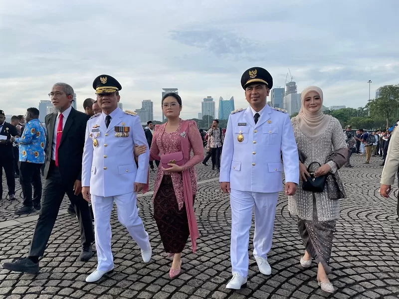 Ahmad Luthfi didampingi oleh putrinya bernama Sarah Aulia saat dilantik menjadi Gubernur Jateng. ( Foto: Tim