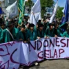 Mahasiswa menggelar unjuk rasa bertajuk Indonesia Gelap, menentang kebijakan efisiensi anggaran Presiden Prabo