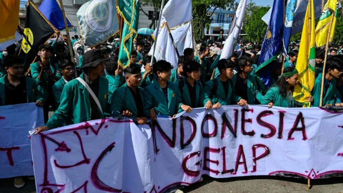 Mahasiswa menggelar unjuk rasa bertajuk Indonesia Gelap, menentang kebijakan efisiensi anggaran Presiden Prabo