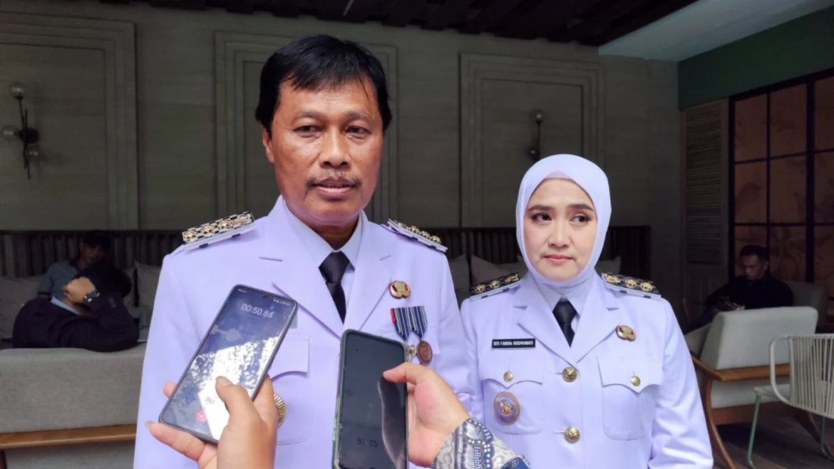 Walikota dan Wakil Walikota Cirebon, Effendi Edo SIP MAP dan Hj Siti Farida SPdI usai resmi dilantik Presiden