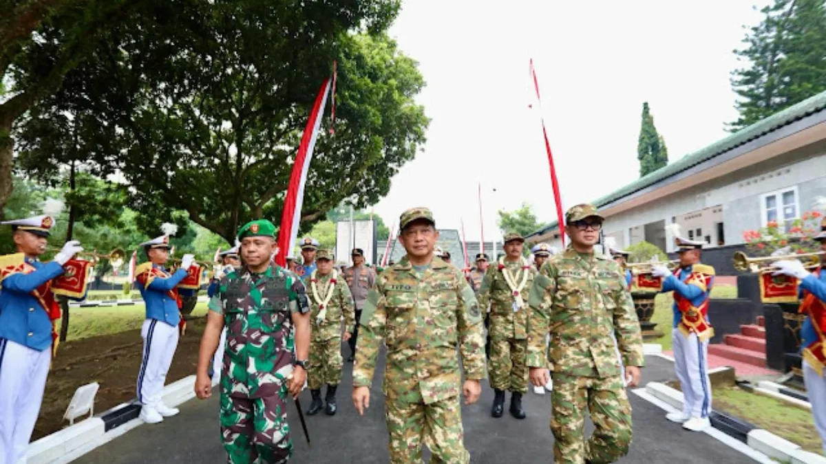 Menteri Dalam Negeri (Mendagri) Muhammad Tito Karnavian menyambut kedatangan para kepala daerah yang akan meng