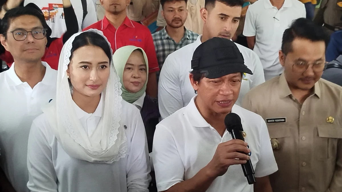 Menteri Lingkungan Hidup (LH) Hanif Faisol Nurofiq saat memberikan keterangan di Kota Cimahi, Jawa Barat, Sabt