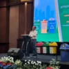 Menteri Lingkungan Hidup Hanif Faisol Nurofiq dalam acara bersama APINDO Jawa Barat di Bandung, Jawa Barat, Sa