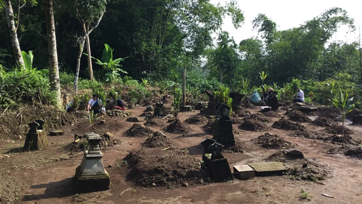 Makam kramat Gumuk, Dukuh Sodong Desa Bumiharjo Kecamatan Borobudur Kabupaten Magelang, terdapat makam kuno ya