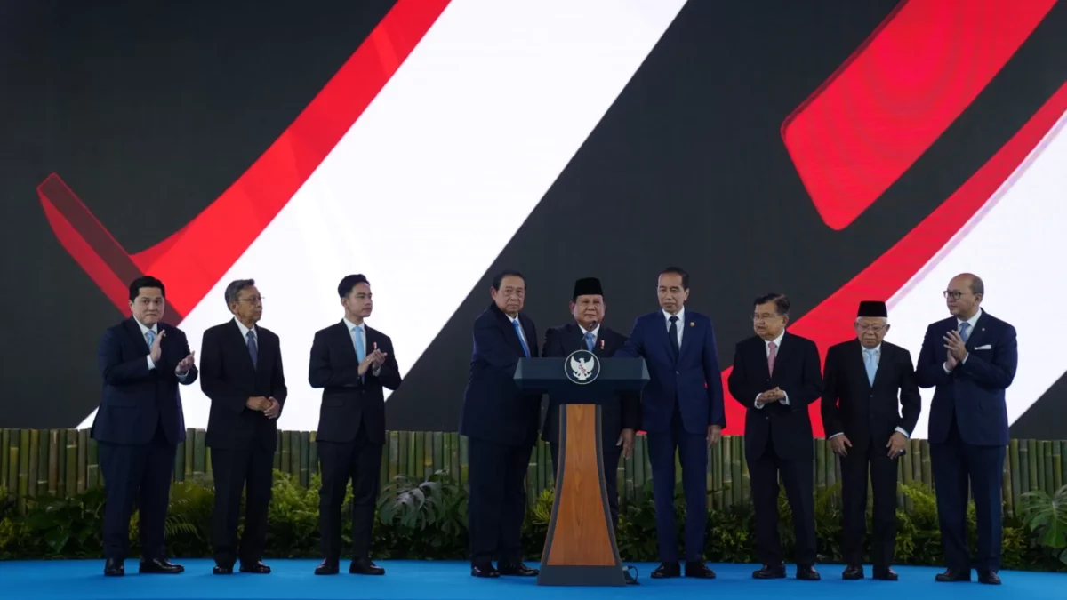 Prabowo Subianto meresmikan Danantara disaksikan Joko Widodo dan Susilo Bambang Yudhoyono (Tim Media Presiden)