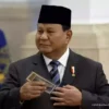 Momen Presiden Prabowo terima dua lembar uang bertanda tangan sang ayah, Soemitro Djojohadikusumo di Istana Ke