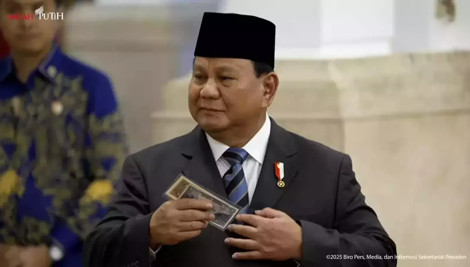 Momen Presiden Prabowo terima dua lembar uang bertanda tangan sang ayah, Soemitro Djojohadikusumo di Istana Ke