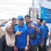 Waketum PAN Eddy Soeparno bersama kader muda PAN Rizal di acara Tebus Murah TerdePAN Mitra 10 Kabupaten Cirebo