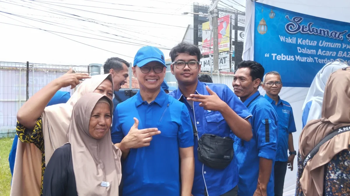 Waketum PAN Eddy Soeparno bersama kader muda PAN Rizal di acara Tebus Murah TerdePAN Mitra 10 Kabupaten Cirebo