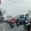 Suasana jalur mudik Pantura Cirebon tampak pemudik motor melintas Jalan Raya Tengah Tani, Selasa (25/3)