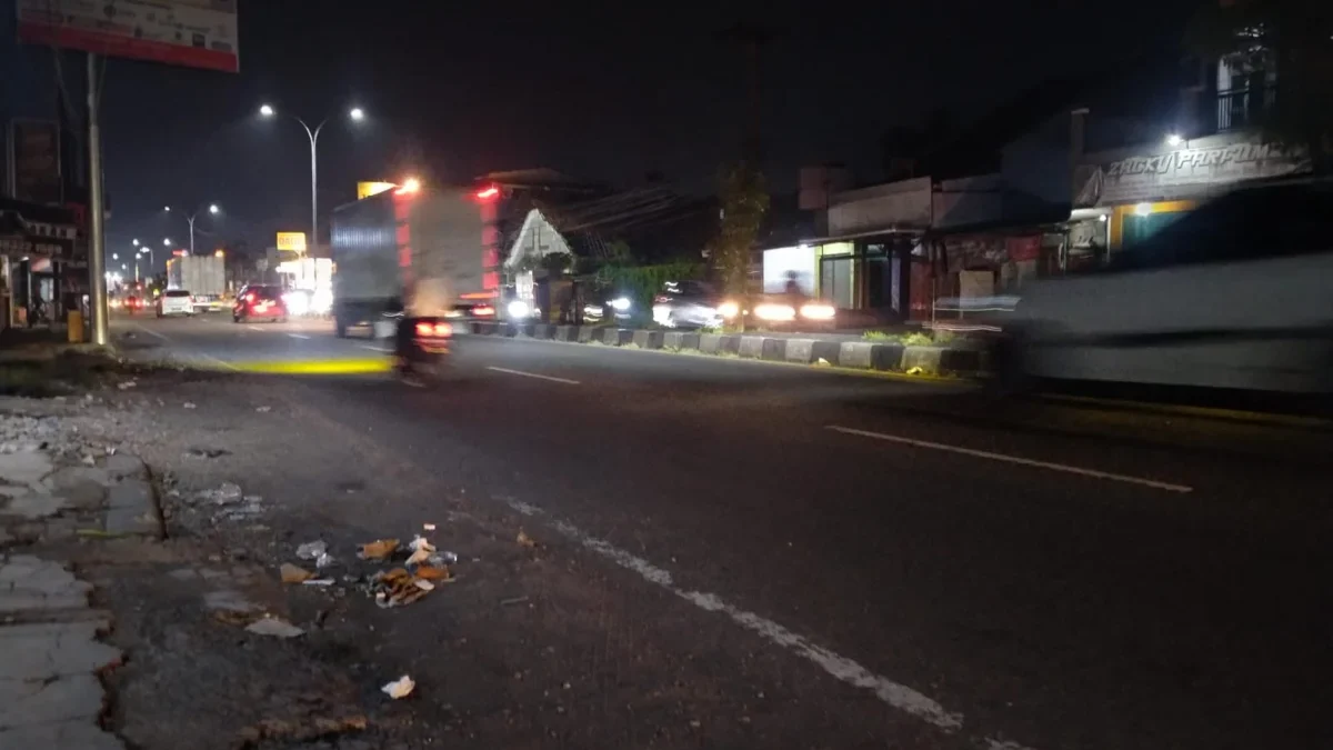 Suasana jalur mudik Pantura Cirebon tampak pemudik motor melintas Jalan Raya Tengah Tani Kabupaten Cirebon, Se