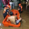 Petugas BPBD Jakarta Selatan mengevakuasi warga terdampak banjir di Masjid Al Makmur, Pejaten Timur, Pasar Min