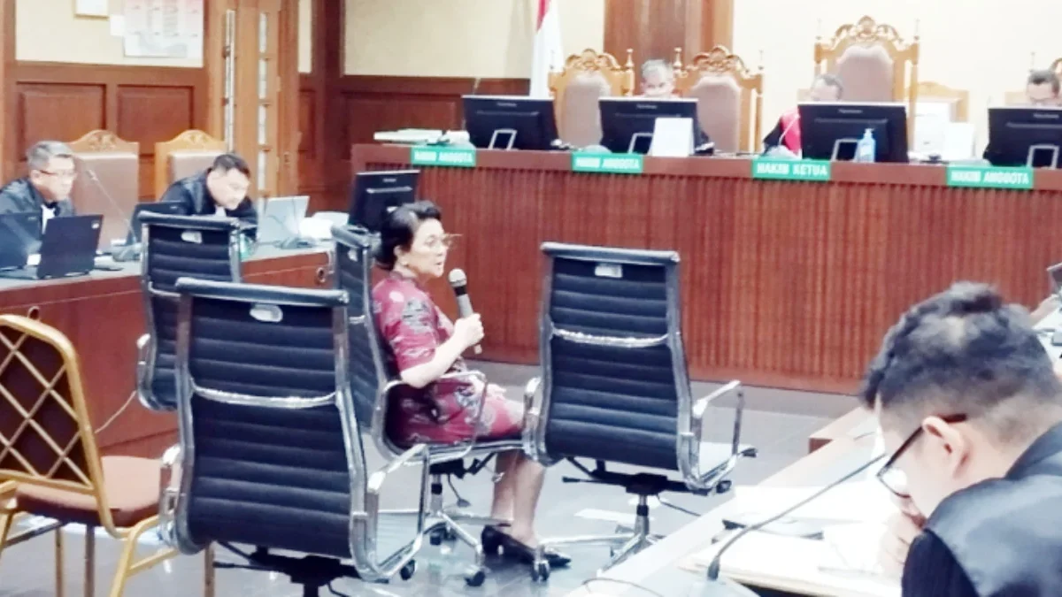 Lisa Rachmat, pengacara Ronald Tannur menjadi saksi sidang perkara suap tiga hakim Pengadilan Negeri (PN) Sura