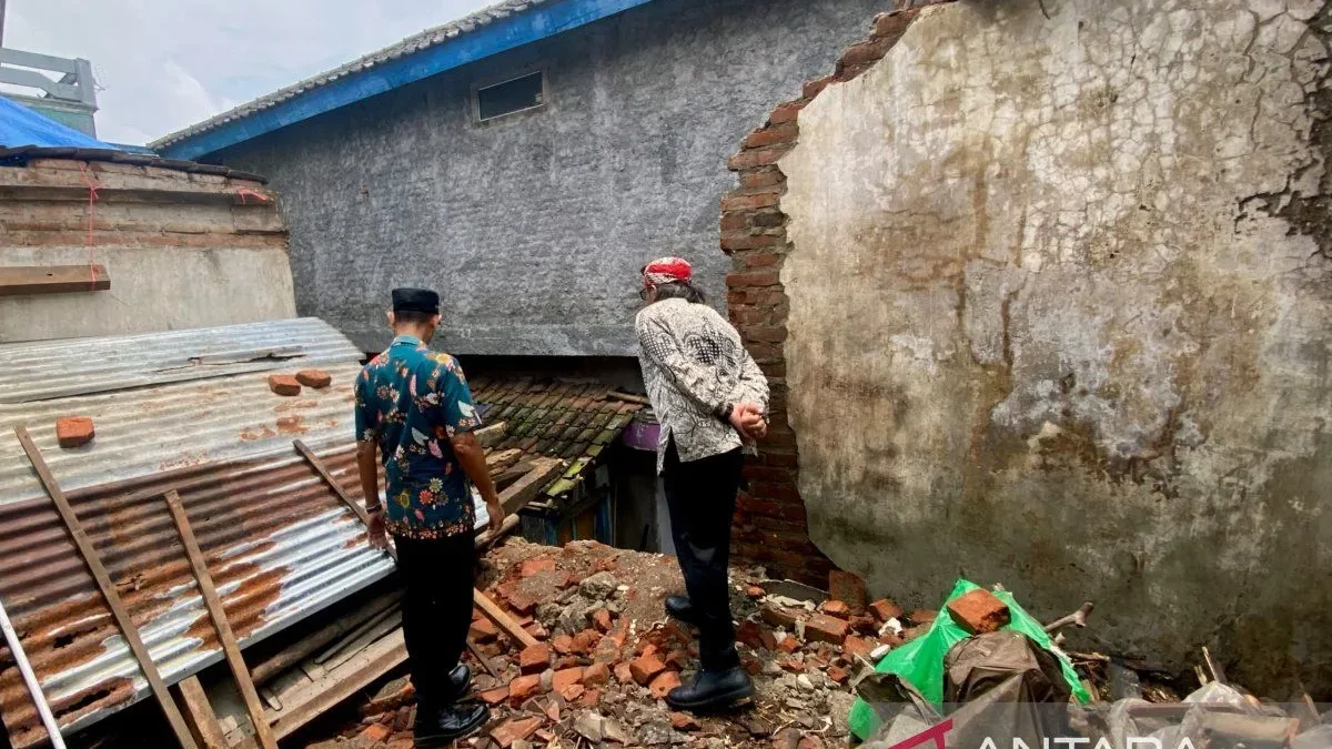 Bupati Temanggung Agus Setyawan meninjau korban bencana alam di Dusun Tempuran, Desa Losari, Tlogomulyo, Teman