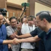 Anies Baswedan bertemu Tom Lembong di ruang sidang Pengadilan Tipikor Jakarta, Kamis (6/3/2025). (Foto: Riyan