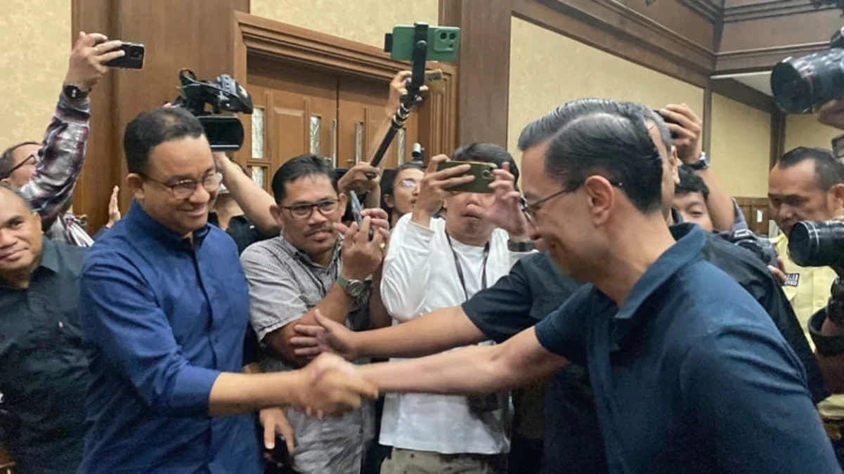 Anies Baswedan bertemu Tom Lembong di ruang sidang Pengadilan Tipikor Jakarta, Kamis (6/3/2025). (Foto: Riyan