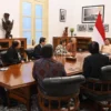 Presiden Prabowo Subianto bersama delapan pengusaha besar Indonesia. Foto: Sekretariat Kabinet.