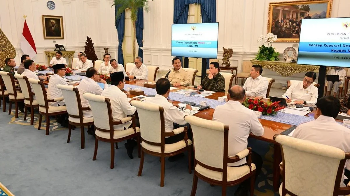 Presiden RI Prabowo Subianto rapat bersama sejumlah menteri terkait Koperasi Desa (Kopdes) Merah Putih di Ista