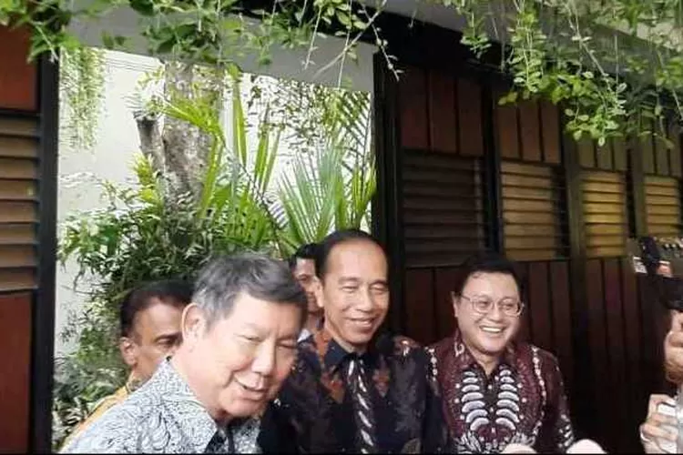 Utusan Khusus Presiden untuk iklim dan energi, Hashim Djojohadikusumo bersama Presiden ke-7 RI Joko Widodo (En