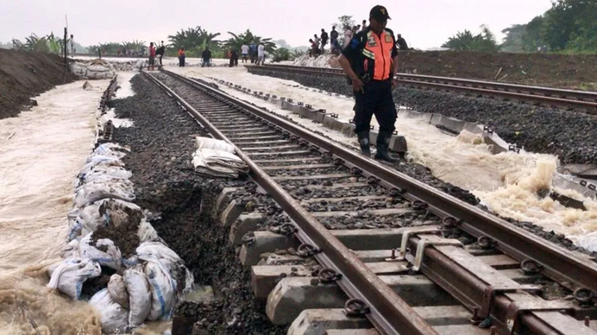 Banjir merendam rel di jalur antara Stasiun Gubug dan Stasiun Karangjati, Kabupaten Grobogan, Minggu (9/3/2025