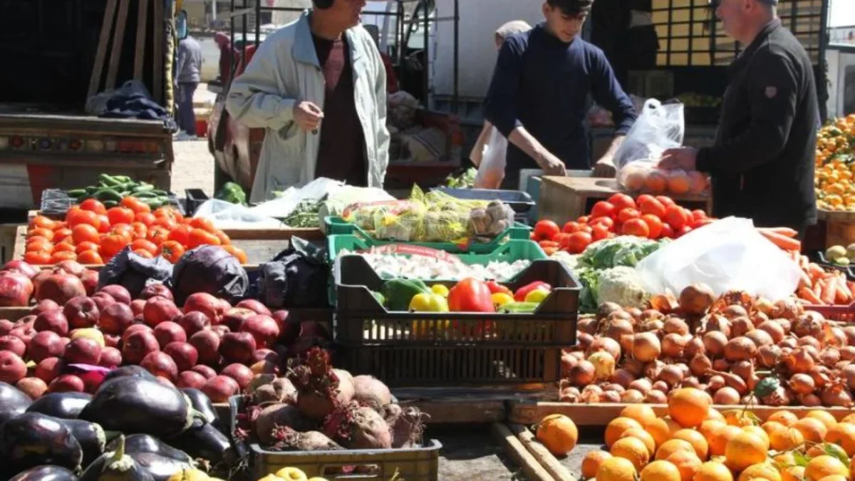 Orang-orang berbelanja untuk bulan suci umat Islam Ramadhan di sebuah pasar di Masnaa, Lebanon, pada 2 Maret 2