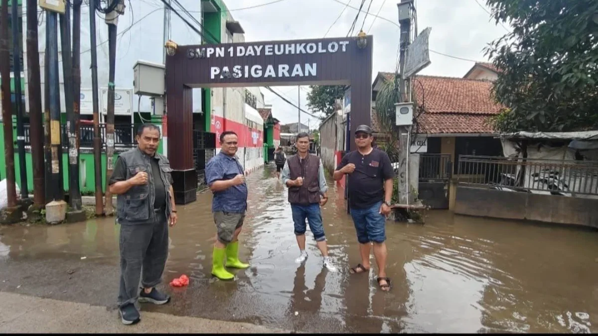 Kepala Dinas Pendidikan Kabupaten Bandung, Enjang Wahyudin, didampingi Kepala Bidang SMP Dinas Pendidikan Kabu