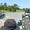 Aparat TNI dan Polri melakukan pencarian terhadap Kasat Reskrim Polres Teluk Bintuni Iptu Tomi Marbun. (dok. I