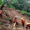 Petugas gabungan melakukan pencarian dan pertolongan korban hilang karena banjir di Sukabumi, Jawa Barat, Ming