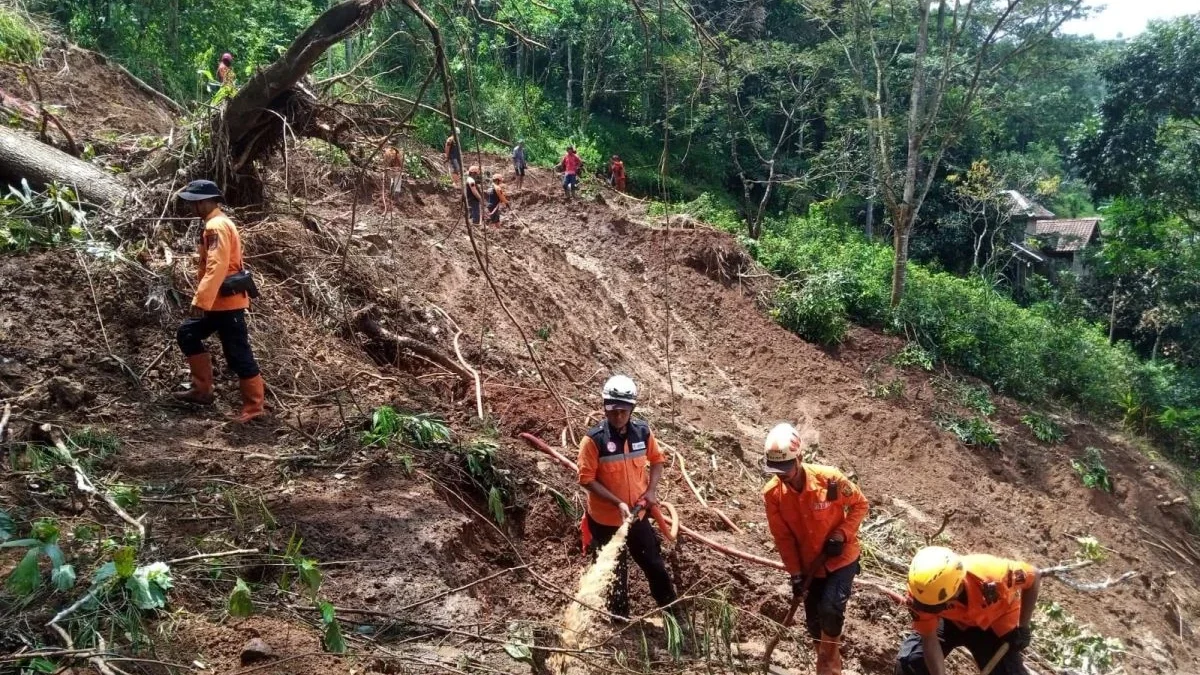 Petugas gabungan melakukan pencarian dan pertolongan korban hilang karena banjir di Sukabumi, Jawa Barat, Ming