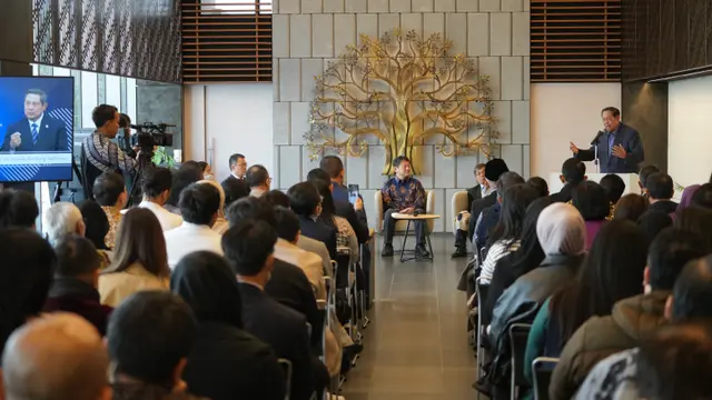 Mantan Presiden RI ke-6 Susilo Bambang Yudhoyono (SBY) bedah buku "Standing Firm for Indonesia’s Democracy” di