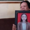 Dede Sumiati menunjukkan foto Linda Yuliana, putrinya yang ditahan di Ethiopia,