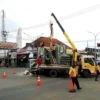 Pembongkaran Tugu Kujang yang berada di perempatan lampu merah Kadipaten, Kabupaten Majalengka. Foto: Istimewa