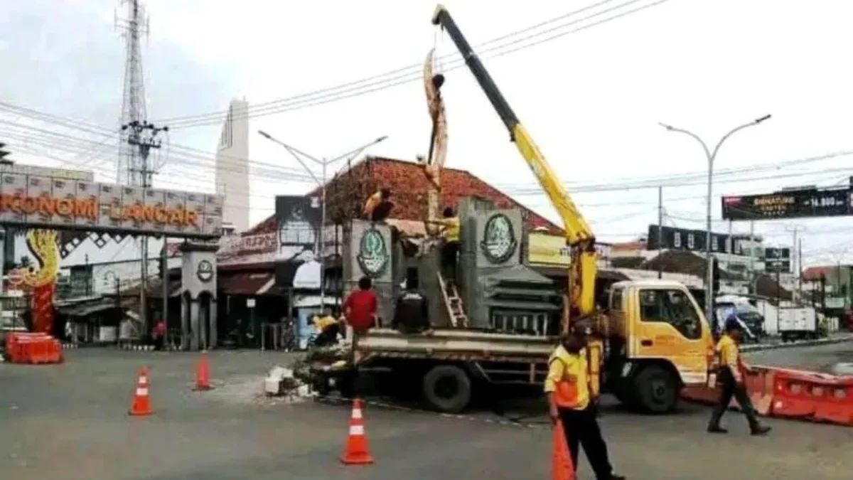 Pembongkaran Tugu Kujang yang berada di perempatan lampu merah Kadipaten, Kabupaten Majalengka. Foto: Istimewa