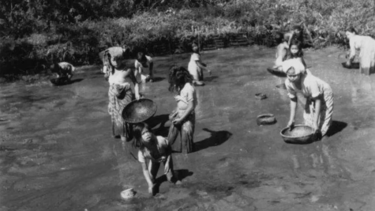 Warga tengah mengambil ikan di kolam pada akhir bulan ramadan menjelang lebaran. Foto diambil antara tahun 193