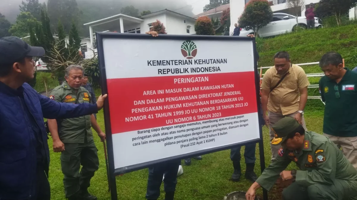 Direktur Penindakan Pidana Kehutanan Kementerian Kehutanan, Rudianto Saragih Napitu saat memberikan keterangan