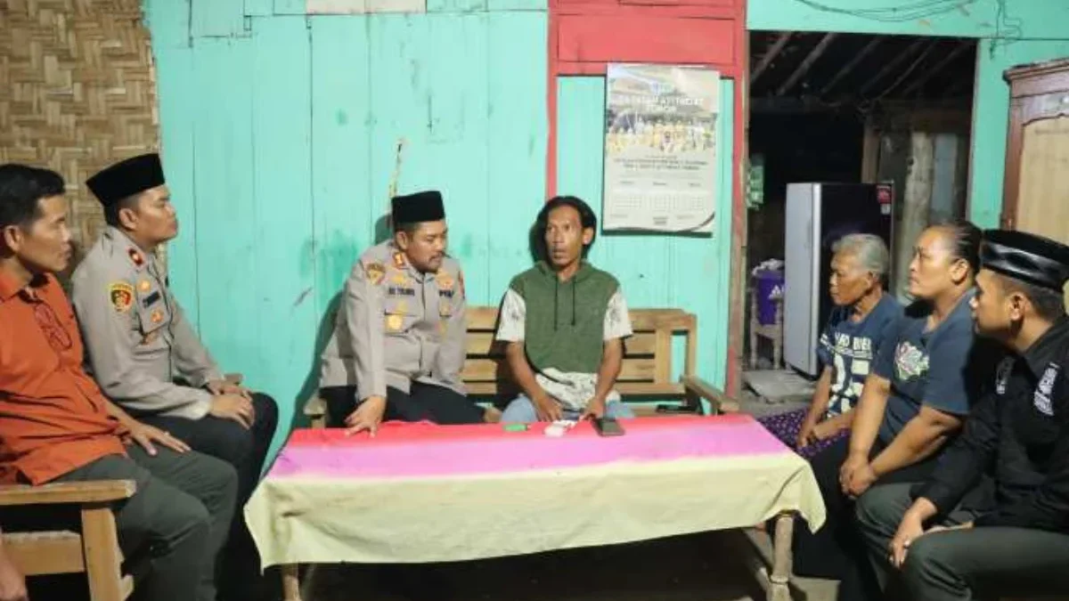 Kapolres Grobogan AKBP Ike Yulianto mengunjungi rumah Kusyanto di Kecamatan Toroh, Kabupaten Grobogan, Minggu