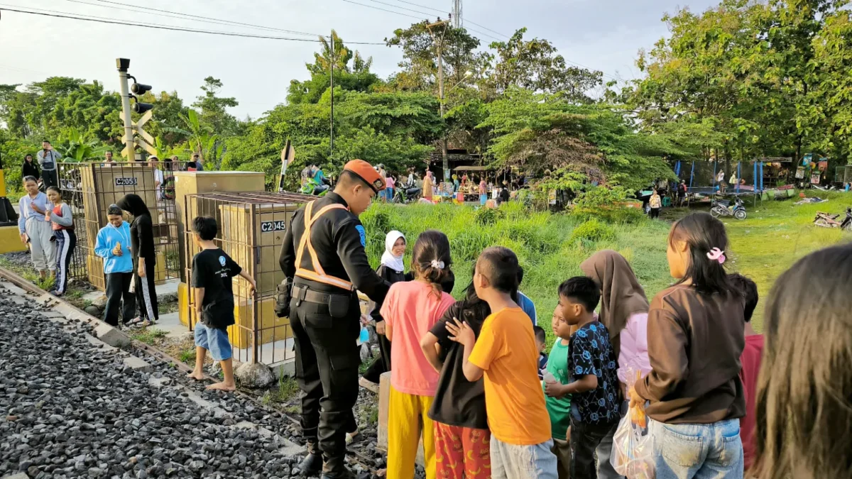 Petugas Polsuska melakukan patroli di sekitar titik rawan jalur yang sering digunakan masyarakat untuk ngabubu