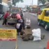 Sejumlah pekerja Dinas PUTR Kabupaten Kuningan memperbaiki gorong-gorong pada ruas Jl Ir H Juanda yang ambras