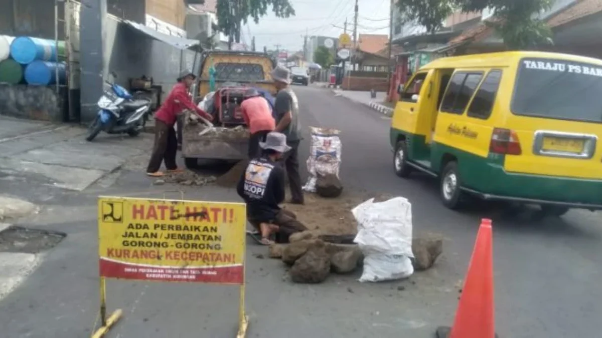 Sejumlah pekerja Dinas PUTR Kabupaten Kuningan memperbaiki gorong-gorong pada ruas Jl Ir H Juanda yang ambras